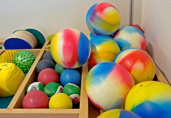 Ein Teddybär im Spielzeugregal Ein Teddybär im Spielzeugregal