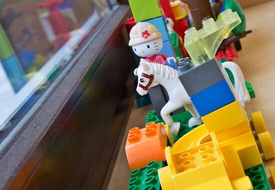 Ein Teddybär im Spielzeugregal Ein Teddybär im Spielzeugregal
