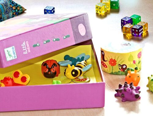 Ein Teddybär im Spielzeugregal Ein Teddybär im Spielzeugregal