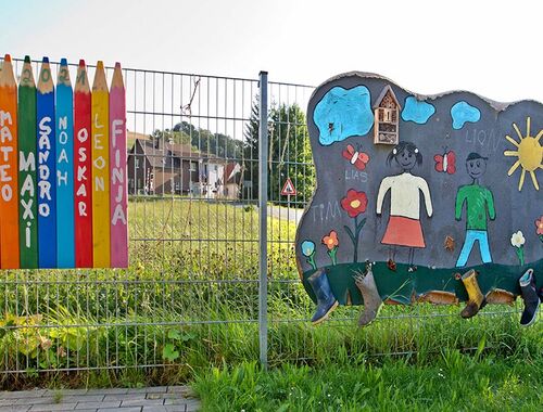 Ein Teddybär im Spielzeugregal Ein Teddybär im Spielzeugregal