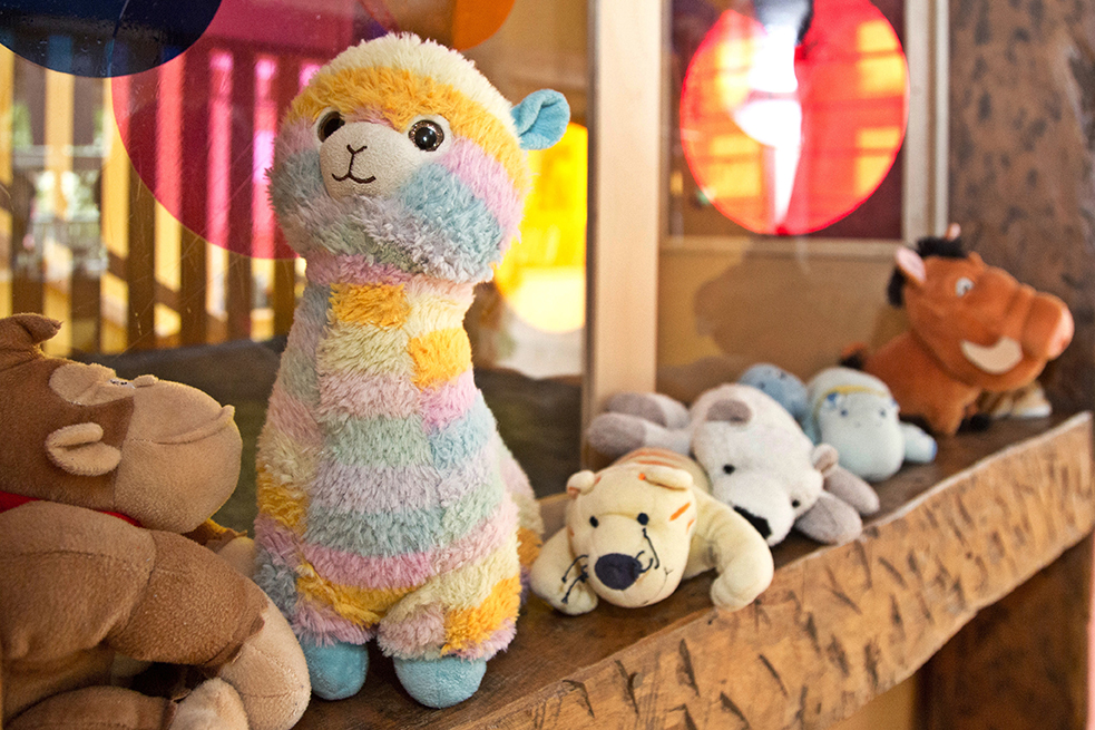 Ein Teddybär im Spielzeugregal Ein Teddybär im Spielzeugregal